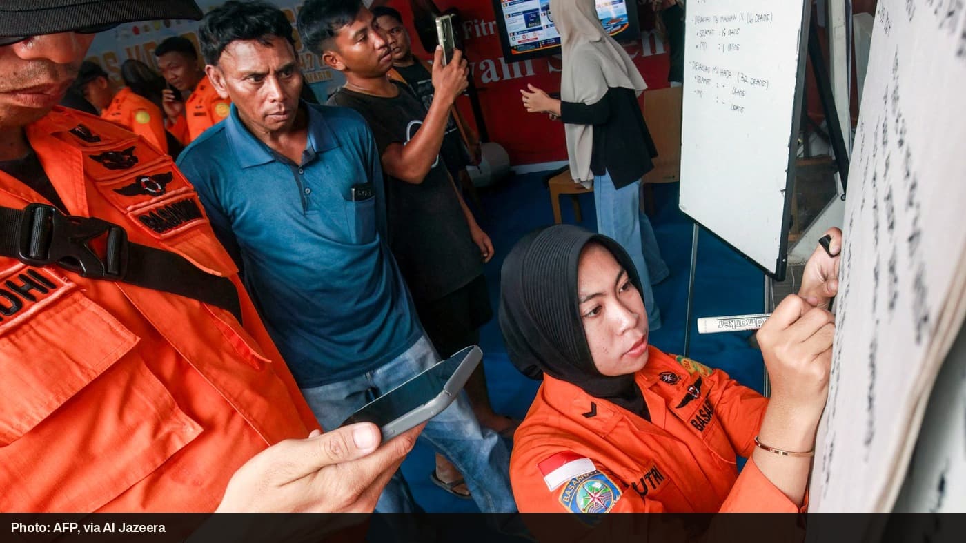 Indonesian search and rescue officials update a whiteboard with passenger and rescue figures for the Virgo Transport 8.