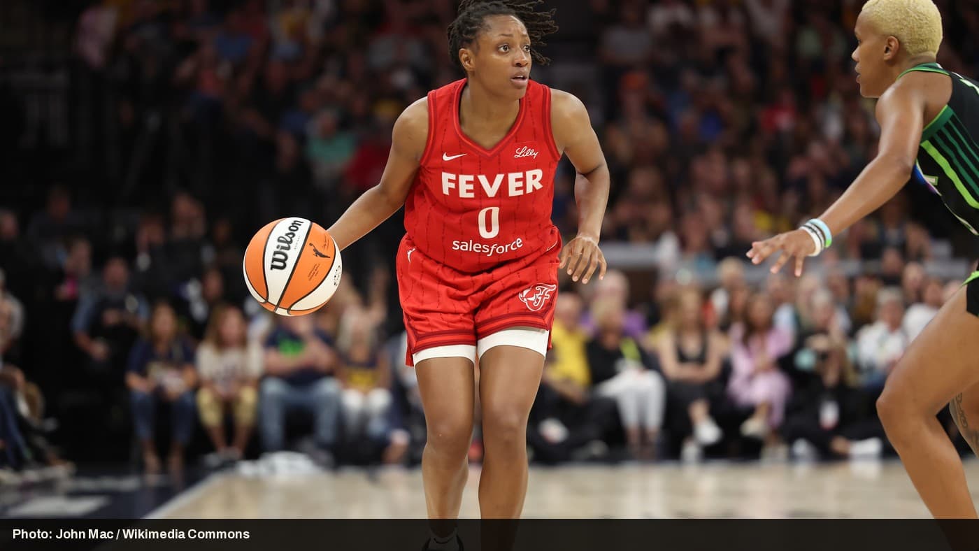 Kelsey Mitchell playing for the Indiana Fever.