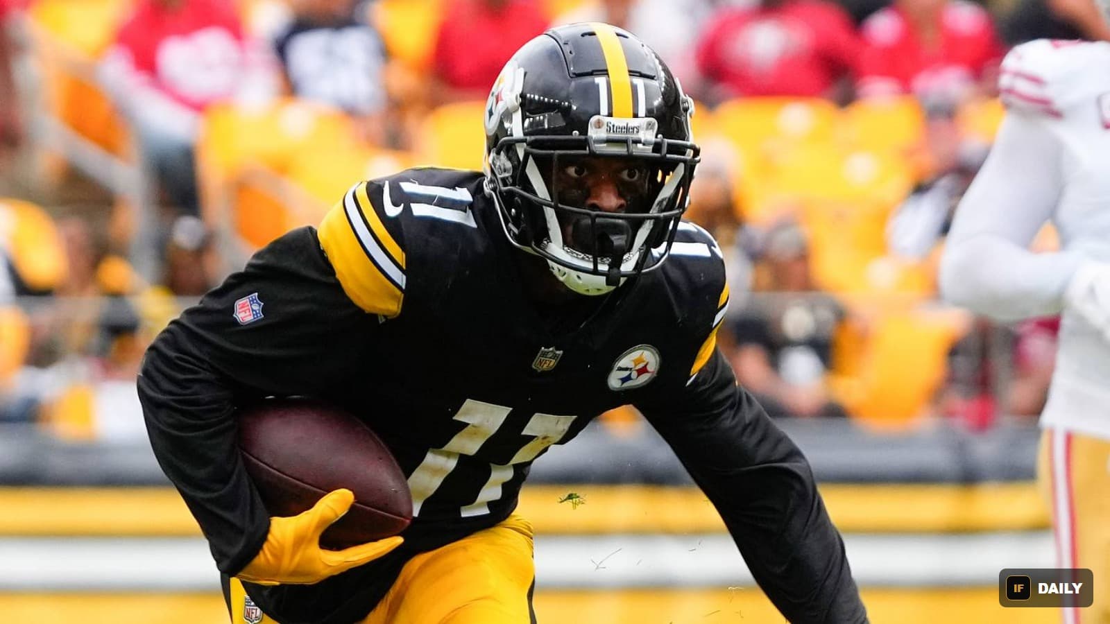 Allen Robinson running with the ball in a Pittsburgh Steelers uniform during a game