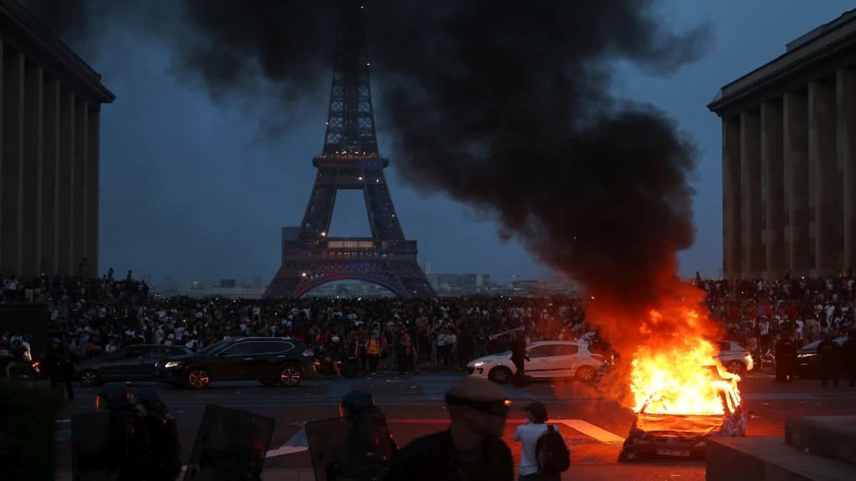 Large crowd gathered near the Eiffel Tower during a scene circulated online amid protests in France