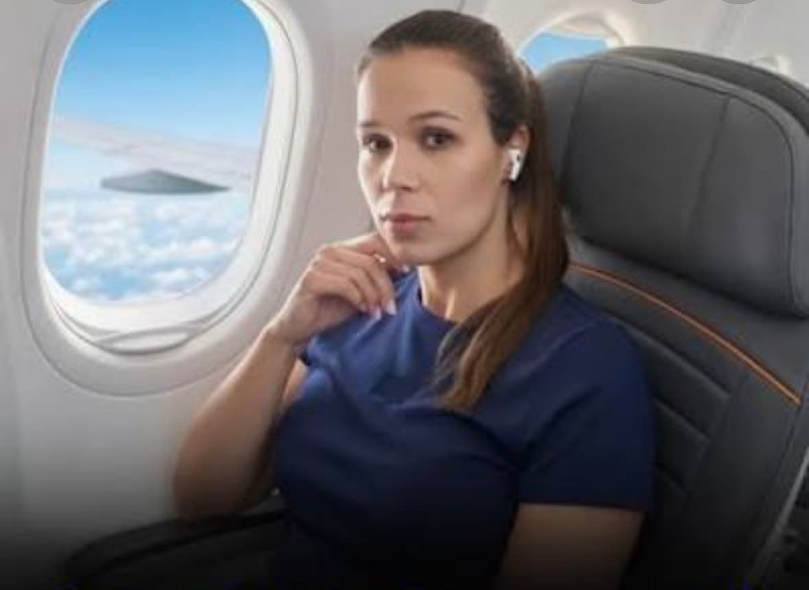 Jeniffer Castro sitting by the window on a GOL Airlines flight during the viral seat dispute involving a crying child