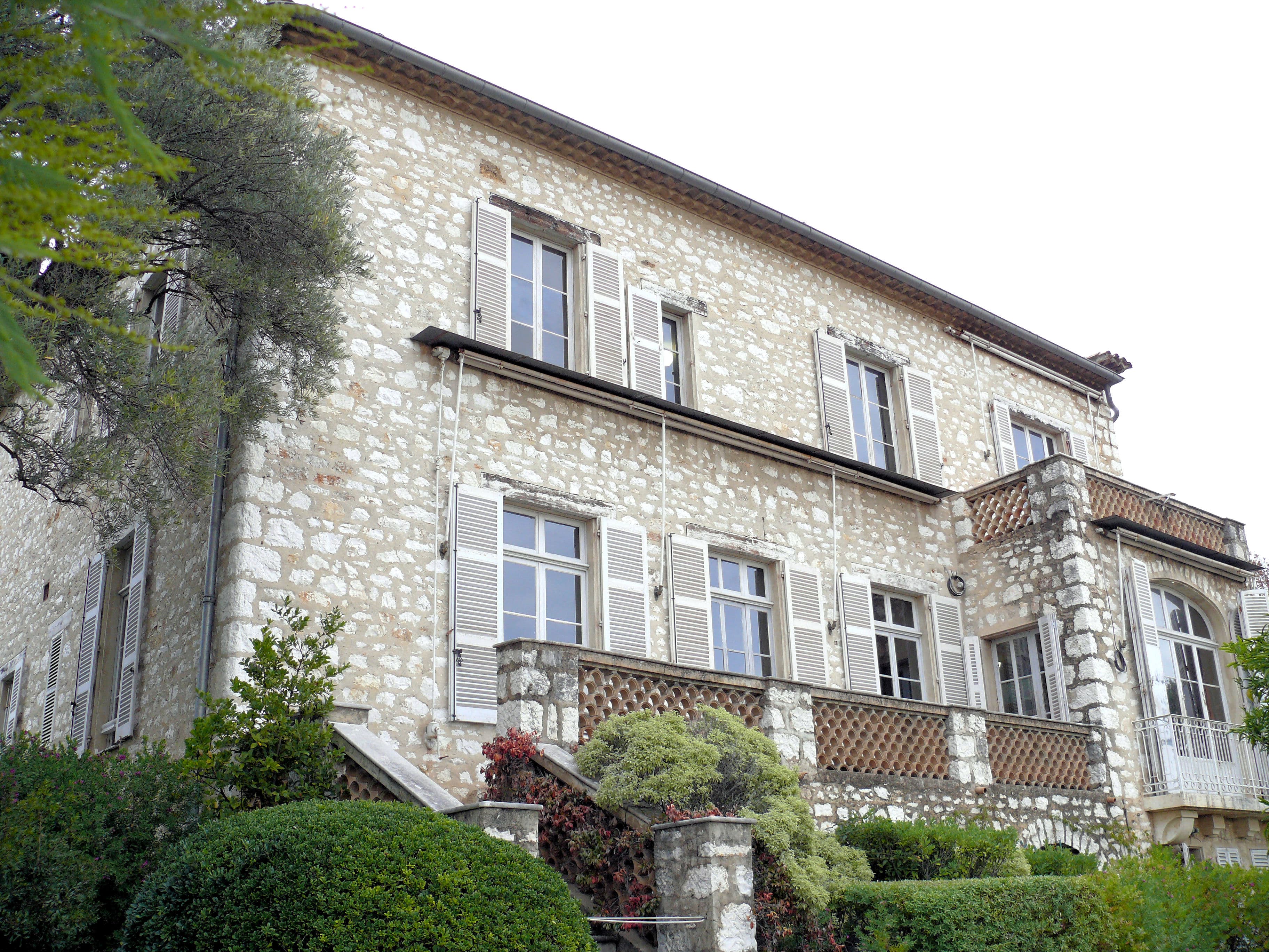 Thieves Steal Four Renoir Paintings From French Museum, Drop Two While Fleeing